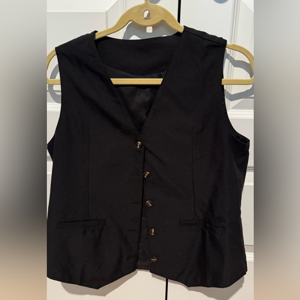 Amazon Black Sleeveless Button-Up Vest